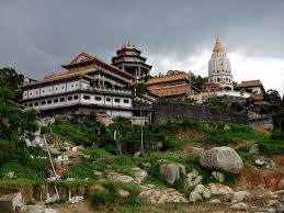 2016 güzünde burayı ziyaret ettiğimizde, bizi önce azat gölet'i olarak da anılan bir kaplumbağa havuzu karşıladı. Kek Lok Si Temple In Penang Magic Travel Blog