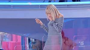 Gemma uomini e donne gif. Occhio Al Femore Scena Splatter A Uomini E Donne Dove Gemma Galgani E Volata Dalle Scale Media E Tv