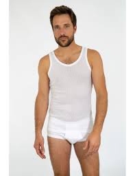 Notre débardeur en coton pour homme, avec sa coupe légère et confortable, est disponible en perle cendrée ou acier cendré. Debardeur Maille Aeree En Coton Peigne Homme Armor Lux