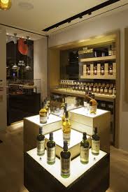 The Whisky Shop Flagship Store By Gpstudio London Store Design Dengan Gambar