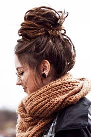 Vue sur les podiums des défilés, dans la rue et sur les tapis rouges, la coupe au carré est devenue en quelques saisons une tendance capillaire. Comment Faire Coiffure Chignon Facile Rapide