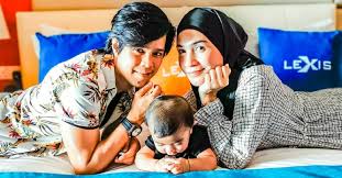 Izreen azminda tarikh lahir : Muncul Di Mahkamah Rendah Syariah Rumah Tangga Ude Wahid Dan Izreen Azminda Dilanda Badai