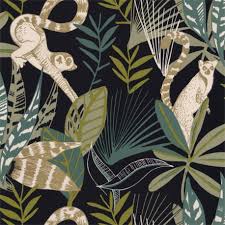 Description ce motif de plumes stylisées art deco, dans des nuances de verts profonds. Papier Peint Madagascar Noir Vert Et Dore L Odyssee Caselio