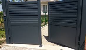 Portail En Aluminium Gris Anthracite Soubassement Plein Partie Haute A Lames Persiennes Portail Aluminium Battant Portail Aluminium Portail