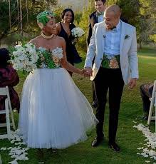 Tenue pagne africain pour couple. Porter Une Robe En Wax Le Jour De Son Mariage Josabi Mariees