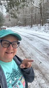 HELP! I just secretly had a grill delivered to by boyfriends house and  stuck it in the garage for his Christmas present, but now there are  footprints in the snow leading to