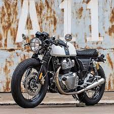 The continental gt is a cool modern cafe racer of its own, but the crew of ok easy shop from bangkok, thailand, has gone the extra mile with this the rear suspension also has a set of adjustable shocks / the headlights underlines the café racer in it. Royal Enfield Gt650 T100 By Eakkspeed More At Caferacernation Royal Enfield Gt650 T100 Hecha Por Eakkspeed Mas En Cafer Royal Enfield Motorrad Cafe Racer