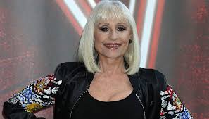 Cresciuta da due figure femminili (la madre e la nonna) e con un padre assente, nel tempo è diventata un'icona gay. What Happened To Raffaella Carra Who Is Celebrated By Il Guardian
