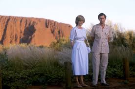 Lady diana'nın ortaya koyduğu net tavrın ve dik duruşun, tasarıma bürünmüş hali, hatta gelmiş lady diana, prens charles'ın açıklamalarına 'sessiz' zarafetiyle cevap verip, intikamın soğuk yenen bir. Details Of Princess Diana And Prince Charles S 1983 Australia Tour