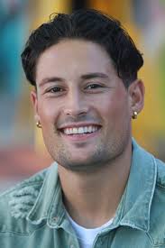 GENERAL HOT SEAT @everyone POST YOUR FINEST PICTURE WITH THE CAPTION....ASK  ME. A fellow AMBASSADOR will ask you . Let's make it fun please engage.