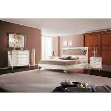 Un comodino con la panca e un solo cassetto. Camera Da Letto Matrimoniale Legno Massello Letto Como Comodino Armadio
