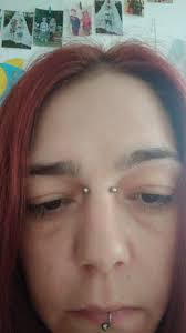 It must be done correctly in order to avoid rejection, so make sure to choose a piercer with surface piercing expertise. Mein Piercing Ist Schief Was Tun