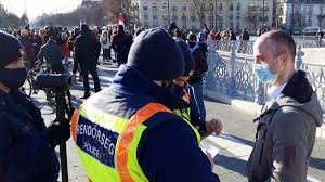 The immediate trigger of the protest was a. Ketmillio Forintra Buntettek A Vendeglatosok Mellett Kiallo Tuntetesek Szervezoit