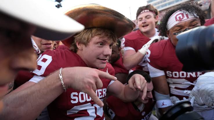 Oklahoma Sooners vs Texas Longhorns in Red River Rivalry football game