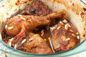 Divida el pollo en dos en blanco, hacer incisiones con un cuchillo en la dirección desde el extremo inferior del tocino en ambas direcciones a lo largo en este punto, usted puede aprender cómo cortar los filetes de pollo. Como Hacer Pollo De Corral En Salsa Noticias De Pollo