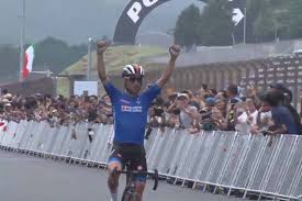ロードレースでは沿道で選手を間近に観る事ができますが、様々な危険もあります。観戦者の皆さまが楽しく安全にレースを観戦できるよう、マナーと注意事項を守って、楽しく観戦しましょう。 ▶︎安全な位置から撮影を 写真や動画撮影時には選手の動きに細心の注意を払ってください。カメラ越しに選手の動きを見続けると、距離感がつかみにくく、間近に迫った選手に気付かない場合もあります。望遠レンズは長さもあるので、周囲の安全を確かめて安全に撮影しましょう。 ▶︎応援グッズに注意 フラッグやスティックバルーン等を使って応援する場合は、走行中の選手に当たらないように気を付けてください。 ▶︎地面に物を置かない 荷物や応援グッズ等は一時的にでも地面に置かないでください。風で飛ばされコース内に入ってしまう恐れがあります。大きな事故の原因となる可能性もあり非常に危険です。また、自分のごみは責任を持って持ち帰りましょう。 ▶︎スタッフの指示を厳守 円滑なレース運営のため、コース周辺には大会運営スタッフが配置されています。スタッフの指示に従い、安全に観戦してください。 ▶︎コーナーでの観戦は要注意 コーナーでは最短距離を走りたい選手がイン側（内側）をギリギリで通過するため、観戦はアウト側が原則。アウト側も必要以上に体を乗り出さず、レースを妨げないように注意しましょう。 ▶︎関係車両に注意 ロードレースでは選手ばかりではなく、サポートカーなど多くの関係車両がコース内をかなりのスピードで走行します。特に子ども連れの方は周囲の安全確認を徹底してください。 ▶︎歩行空間の確保にご協力を コース沿道は多数の観戦客により混雑が予想されますので、スタッフの指示に従い、歩行空間を確保し、安全に移動・観戦してください。 ▶︎2市1町観戦ガイド（小学生版） ▶︎2市1町観戦ガイド（大人版） é€Ÿå ± ã‚¤ã‚¿ãƒªã‚¢ãŒåœ§å€'ã®ãƒ¯ãƒ³ ãƒ„ãƒ¼ ãƒ¯ãƒ¼ãƒ«ãƒ‰ãƒ„ã‚¢ãƒ¼å‹¢ãŒè¡¨å½°å°ç‹¬å  Ready Steady Tokyo 2020 ãƒ­ãƒ¼ãƒ‰ãƒ¬ãƒ¼ã‚¹ More Cadence è‡ªè»¢è»Šãƒˆãƒ©ãƒƒã‚¯ç«¶æŠ€ ãƒ­ãƒ¼ãƒ‰ãƒ¬ãƒ¼ã‚¹ ç«¶è¼ªãƒ‹ãƒ¥ãƒ¼ã‚¹