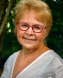 Lois Stevens's Instagram, Twitter & Facebook