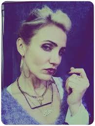 Prima imagine cu Cameron Diaz in Annie. Cum s-a transformat frumoasa  actrita intr-o guvernanta sexy