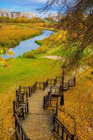 Pays restant longtemps isolé et sauvage, refuge des animaux et des hommes aujourd'hui s'ouvre au monde en offrant à ses visiteurs le meilleur de soi : Arbres De Paysage D Automne Avec Des Feuilles Jaunes A Loschice Ancien Parc De Domaine Minsk Bielorussie Automne D Or Banque D Images Et Photos Libres De Droits Image 88252168