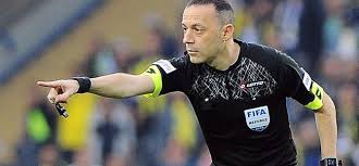 Dililen bilgilere göre başarılı hakemin doğal saçının bu olduğu, kel olan saçını özel bir boya ile boyatarak saç varmış gibi gösterdiği. Liverpool Barcelona Maci Cuneyt Cakir In