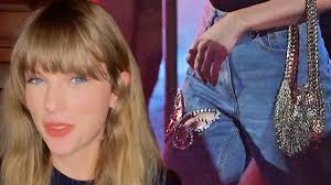 Taylor Swifts "Wiedergeburt"-Jeans sind ausverkauft, nachdem sie sie bei  einem Ausflug nach der Trennung trug : r/TaylorSwift
