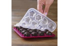 An easy chocolate cake pop maker recipe included. Trudeau Silicone Cake Pop Mold Set