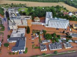 Die arbeiten in 3000 meter höhe mussten oft wegen schneefall, sturm, kälte oder unwetter unterbrochen werden.: Ccmrawuugopmpm
