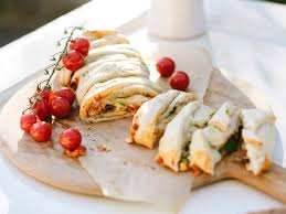 Stromboli Rezept Pizza Mal Anders Gustinis Feinkost Blog Rezept In 2020 Stromboli Rezept Lebensmittel Essen Stromboli