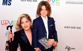 Schauspielerin selma blair hat im oktober 2018 bekanntgegeben, dass sie an der krankheit multiple sklerose leidet. Selma Blair Lasst Sich Die Haare Abrasien Aus Einem Bestimmten Grund