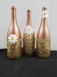 A Set Of 3 Upcycled Champagne Bottles Spray Painted Rose Gold Accented With Gold Glitter Gol Garrafas Pintadas Artesanato Garrafa De Vidro Garrafas Decoradas