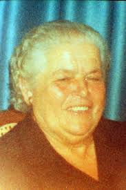 En la piscina. Hacia 1975. Paco Cueva con su madre y su abuela. Archivo  negativos Manuel Estrada.