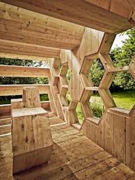 Holz Pavillon Mit Wabenform Bietet Unterkunft Fur Menschen Und Bienen In 2020 Holz Pavillon Pavillon Holzpavillon