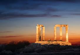 Τα παράλια του είναι βραχώδη και απότομα. Akrwthri Soynioy Naos Toy Poseidwna Me Hliobasilema