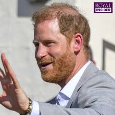 Prince Harry looks 'torn' over crowd's request during UK visit as he 'caves  in' 🔽