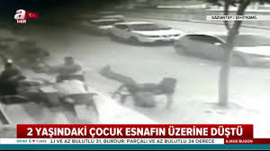 Son Dakika Haberi Sokakta Oturan Adamin Uzerine Cocuk Dustu Video Videosunu Izle Son Dakika Haberleri