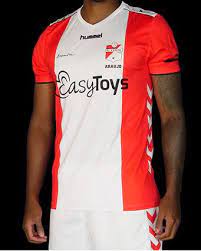 Der fc utrecht wird schon seit den 1970er jahren von kleinen gruppen fans geplagt, die dem verein immer wieder durch randale und anderes schlechte benehmen schaden. Zo 34 Fc Emmen Start Toch Met Verkoop Shirts Met Easytoys