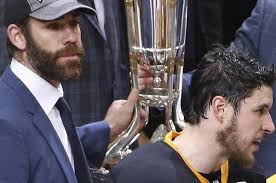 Crosby a povery: Kapitán Pittsburghu sa opäť dotkol trofeje