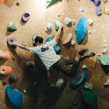 TBC_COVER_STORY #INTERVIEW_02_04 ○‭ ‬抱石俱樂部專訪｜宋子然‭ ‬宋爸：記得帶著攀爬所獲得的快樂持續前進‭ ‬○  ▷ 起攀前就要相信自己能做到在攀爬前，宋爸喜歡以關節活動進行暖身，例如肩關節的活動，完成後再藉由大點的大動態動作，快速升高身體與肌肉溫度，有助於 ...