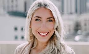 Mandy Hess's Instagram, Twitter & Facebook