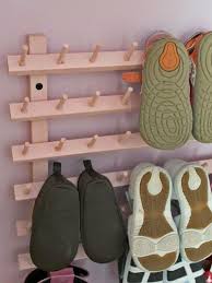 ▽ beliebt ideen ▽ ✓ beliebt bauen ideen. Holzgestell Schuhe Aufhangen Gummischuhe Sportschuhe Schuhregal Selber Bauen Schuhregal Platzsparend Diy Schuhaufbewahrung