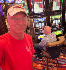 Ok now we're cooking. In Hard Rock Casino! He better leave the chauffeur a  tip 😂😂💪❤️ Cuz he's clicking off wins 😀🔥