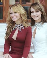 Ella ha sido muy polémica y se rumora que se ha sometido a procedimientos estéticos. Gabriela Spanic Muestra A Su Hermana Gemela Que No Se Parece A Ella En Absoluto