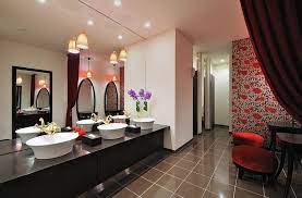 And with just a dash of red via the cushion and the reflection in the mirror, this bathroom really stands out. 21 Sensational Bathrooms With The Ravishing Flair Of Red