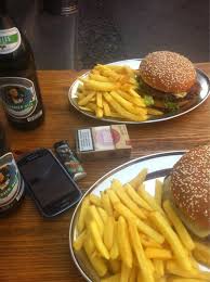 Bbq Burger Mit Pommes Im Kreuzburger Berlin Bbq Burger Berlin Bbq