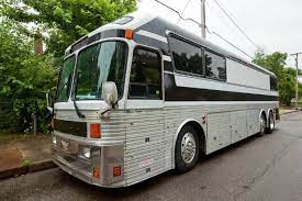 Have You Ever Wondered What It S Like To Sleep On A Tour Bus Like Rock Stars Do Thanks To Johnny And Whitney S Airbnb Listing Converted Bus Bus Sleeping Nook