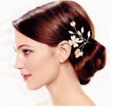 Scegli di creare uno chignon alto in stile ballerina o basso e disordinato oppure opta per una coda bassa con cappio, per un . Acconciatura Sposa 2013 Chignon Basso
