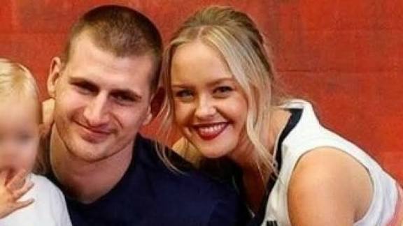 Nikola Jokić u suprugu se zaljubio još u srednjoj školi, a o načinu na koji joj iskazuje ljubav pisalo se u svjetskim medijima!
