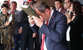 Bolu belediye başkanı chp'li tanju özcan'ın ilk resmi yazısında, 'ilimizde yaşamakta olan yabancı uyruklu kişilere ayni ve nakdi yardım yapılmaması' ifadeleriyle verdiği talimatın ardından gelen tepkiler çoğaldı. Bolu Da Chp Li Tanju Ozcan Kuran A El Basarak Goreve Basladi