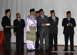 Hosni bersama petugas masjid yang lain melaungkan takbir raya di masjid negara dan. Majlis Pelancaran Buku Koleksi Doa Imam Besar Masjid Negara Sensasi Selebriti
