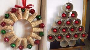 Con estos adornos abrirás la puerta de tu hogar a la ya está aquí la navidad y nada mejor que poner el árbol en casa para dar la bienvenida a esta. Adornos De Navidad Originales Decoracion Navidena Hacer Adornos De Navidad Arte De Navidad Adornos Navidenos